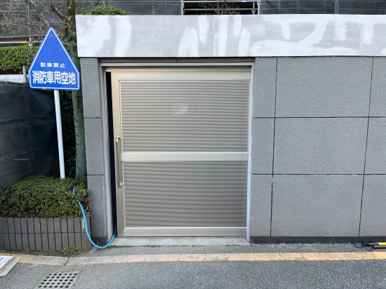ゴミ置き場の扉を取り替えました